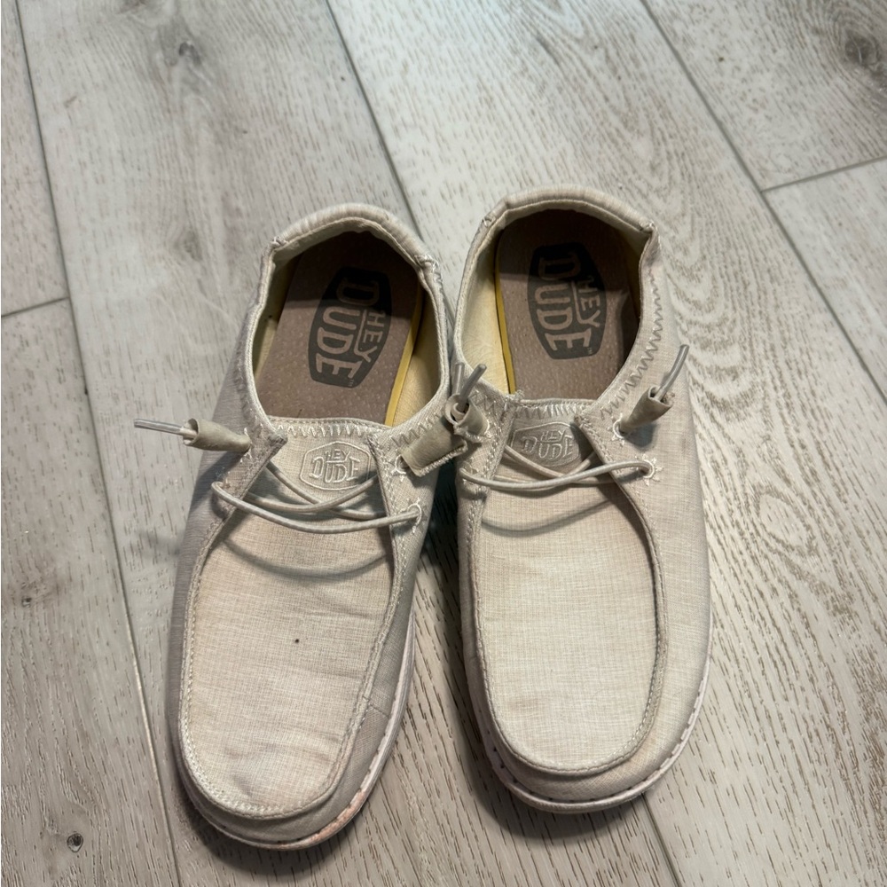 Hey Dude WoMen's Light Tan Loaferswhite hey dudes only worn a couple times